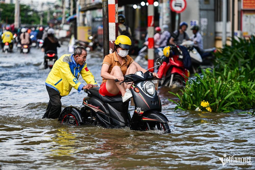 Triều cường lên đỉnh, người dân chật vật lội nước về nhà, nấu cơm bằng bếp dầu-5