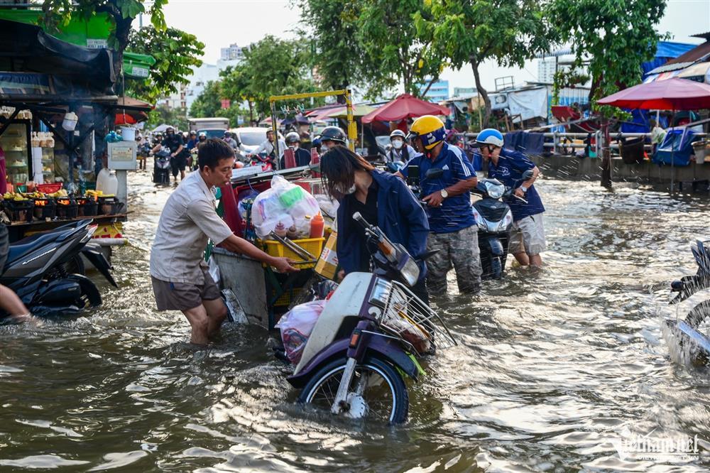 Triều cường lên đỉnh, người dân chật vật lội nước về nhà, nấu cơm bằng bếp dầu-7