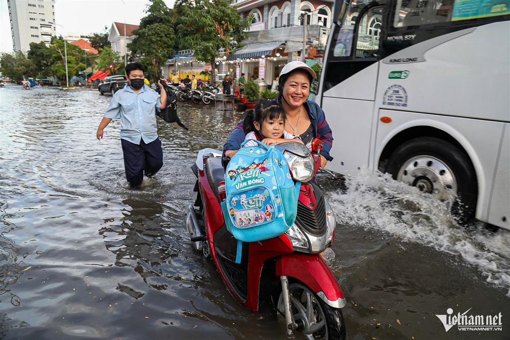 Triều cường lên đỉnh, người dân chật vật lội nước về nhà, nấu cơm bằng bếp dầu-9