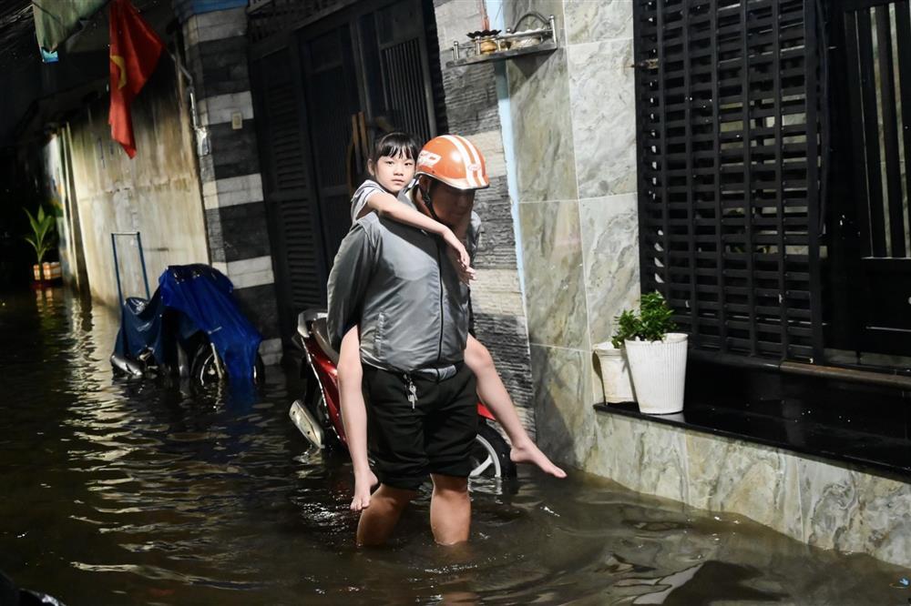 Triều cường lên đỉnh, người dân chật vật lội nước về nhà, nấu cơm bằng bếp dầu-14