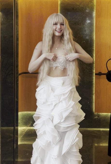 Xoài Non gặp sự cố, suýt tụt áo trên thảm đỏ-3