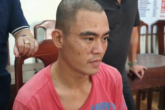 Đang chụp ảnh trước khách sạn, nữ du khách bị cướp điện thoại