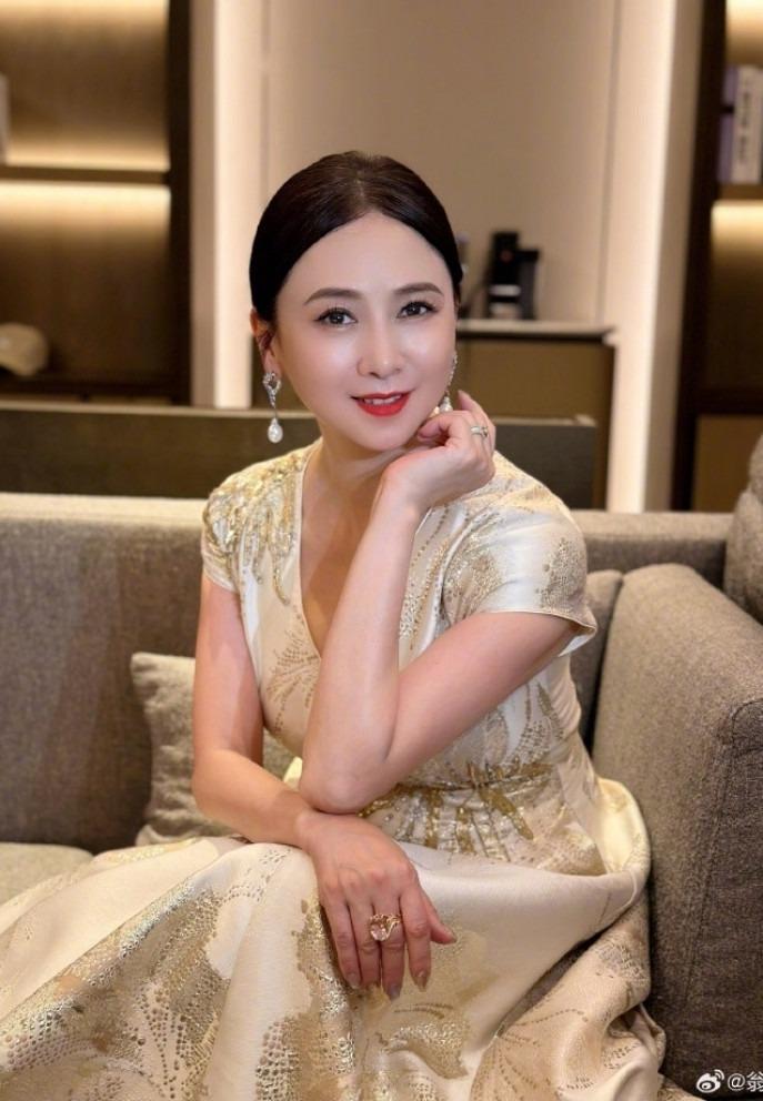 Ông Hồng: Hoa hậu chuyên đóng phim cấp 3, viên mãn bên ông xã đại gia-10