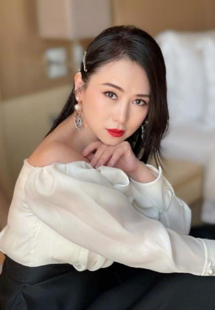 Ông Hồng: Hoa hậu chuyên đóng phim cấp 3, viên mãn bên ông xã đại gia-12