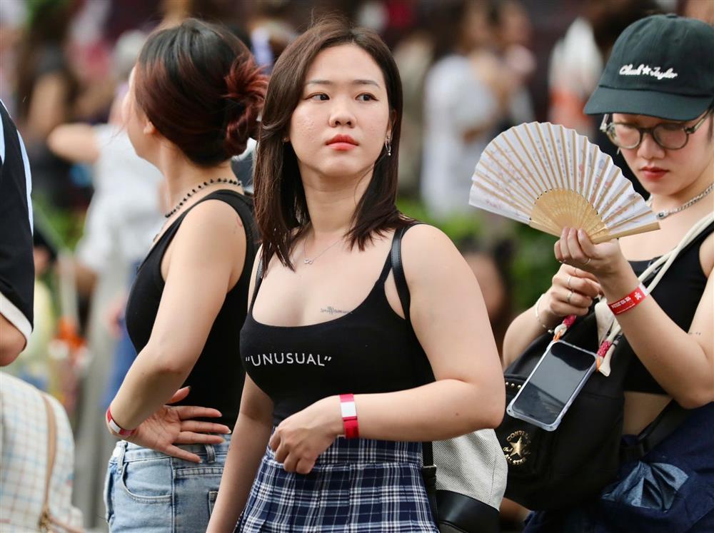 Fan nữ mặc sexy đổ bộ show Anh trai-9