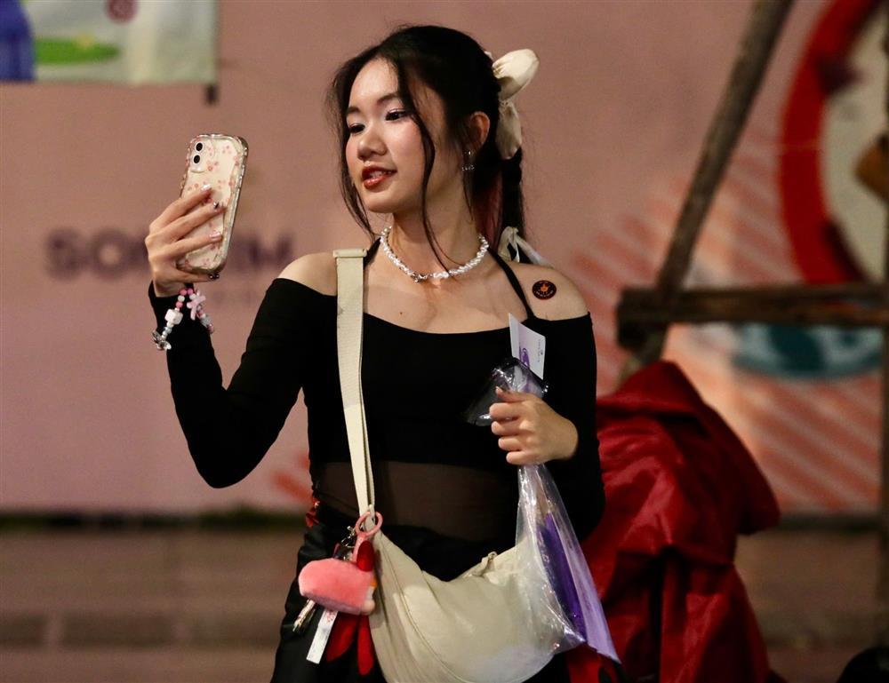 Fan nữ mặc sexy đổ bộ show Anh trai-12