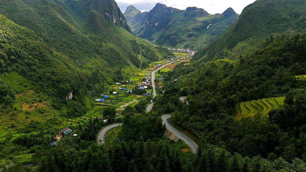 Cung đường ngựa chùn bước, người nhức chân ở Hà Giang, đẹp như Thụy Sĩ thu nhỏ-3