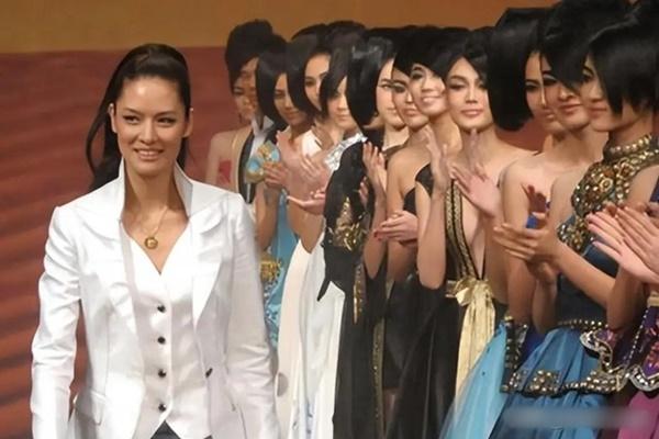 Vẻ đẹp hút hồn của người mẫu hẹn hò với cậu bé Vàng Lamine Yamal-8