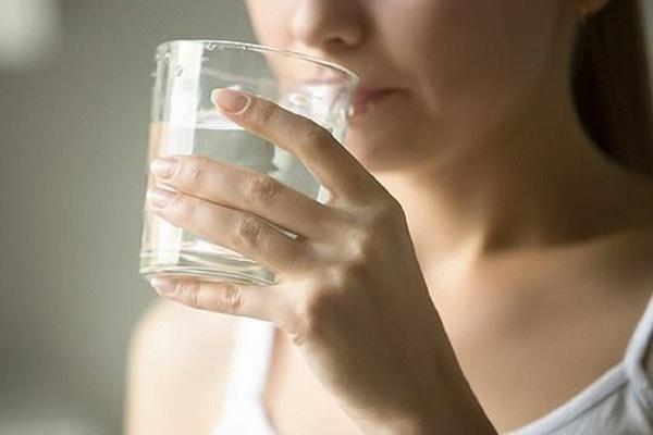 Cô gái toát mồ hôi lạnh, đi cấp cứu sau khi ăn 4 con cua-2