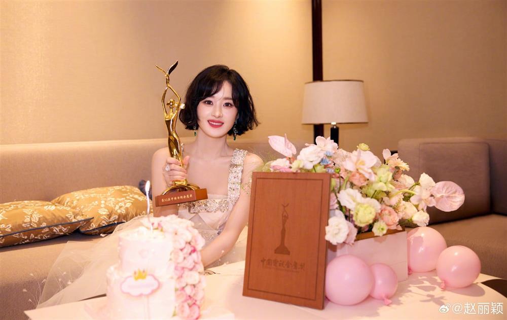 Triệu Lệ Dĩnh ghi điểm sau khi dành sự tôn trọng cho Lý Thấm, Ngô Việt trong giải thưởng Kim Ưng-1