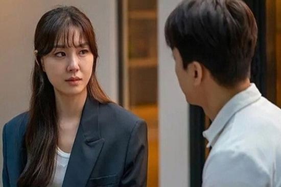 Từ chối lời cầu hôn của đại gia, cô gái điếng người sau 5 năm gặp lại