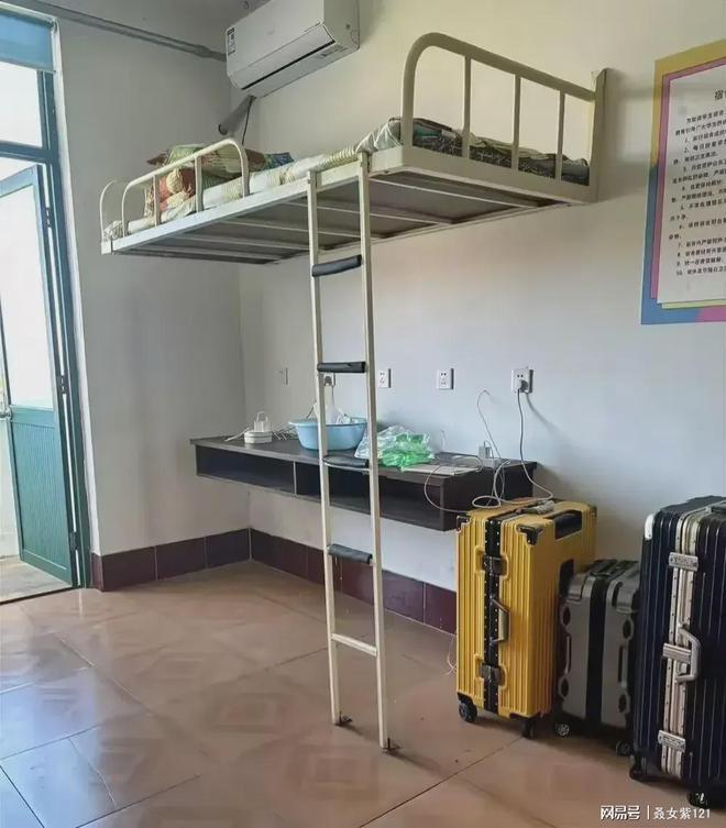 Chiếc giường ngược đời trong KTX khiến phụ huynh sốc nặng-1