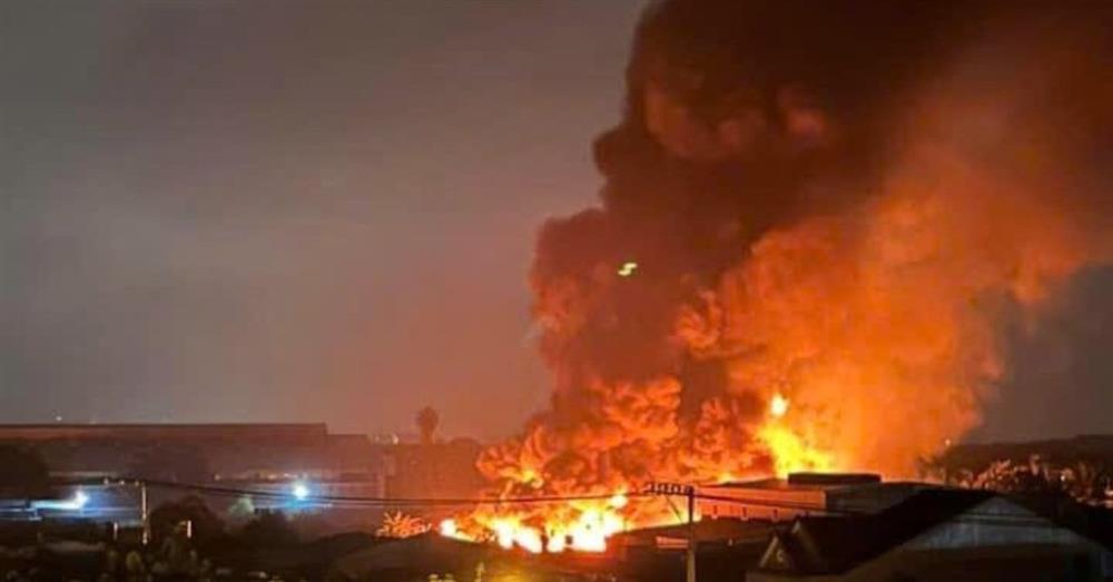 Cháy rụi xưởng sơn 2.000m2 ở ngoại ô TPHCM-1