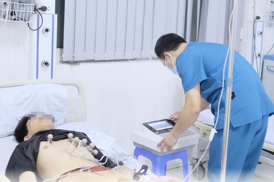 Tìm ra nguyên nhân khiến 54 sinh viên cao đẳng phải đi cấp cứu sau bữa cơm ở căng tin