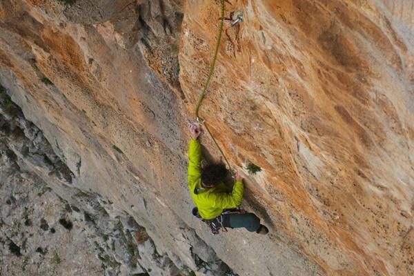 Cửa hàng tiện lợi bất tiện nhất thế giới: Chỉ rộng 2m2, nằm cheo leo ở độ cao 120m, không dành cho khách hàng yếu tim-3