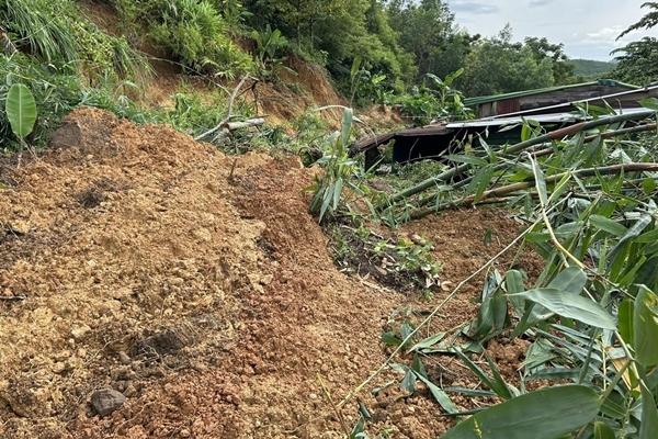 Mở đường trong đêm tối đưa hơn 350 người mắc kẹt sạt lở ra khỏi đèo Khánh Lê-5