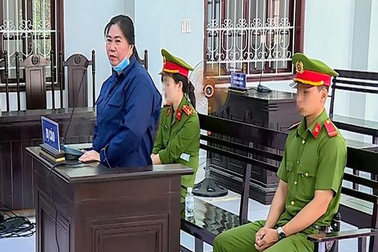 Cựu Phó viện trưởng Viện kiểm sát ‘vòi’ bị can hải sản, thuốc lá