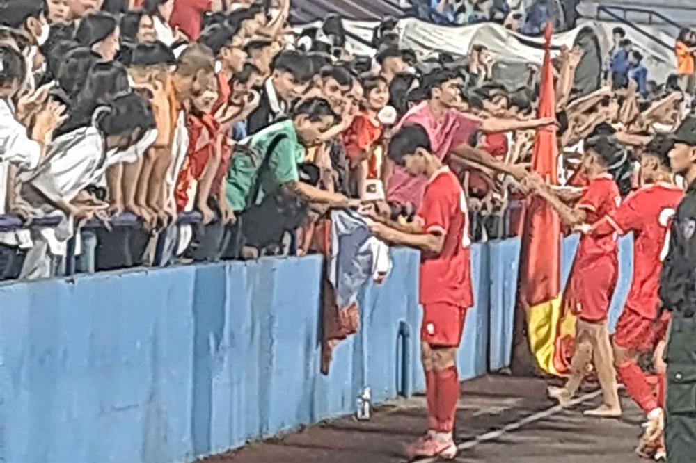 Sao trẻ HAGL được fan girl săn đón, níu tay không nỡ rời sau trận đấu của tuyển Việt Nam-2