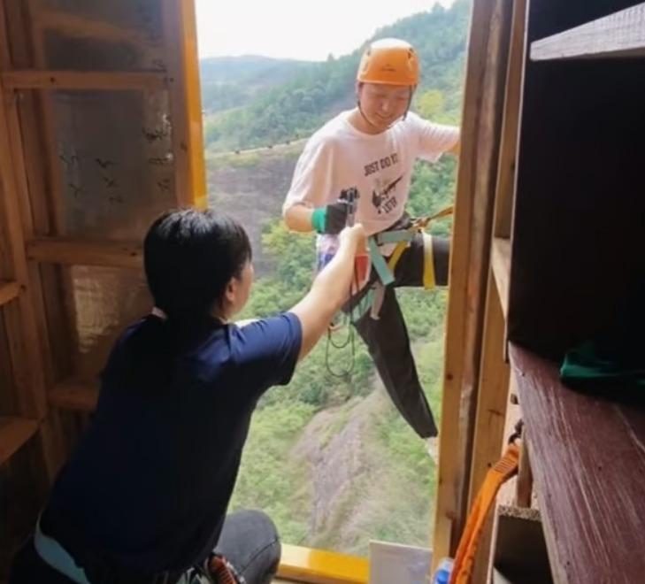 Cửa hàng tiện lợi bất tiện nhất thế giới: Chỉ rộng 2m2, nằm cheo leo ở độ cao 120m, không dành cho khách hàng yếu tim-2