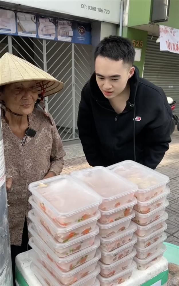 Camera ghi cảnh cô gái lạ có hành động chớp nhoáng với bà cụ bán bánh bột lọc: 8 triệu người chứng kiến thốt lên dễ thương quá-1