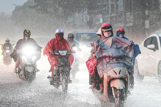 Dự báo thời tiết 26/10/2024: Quảng Trị - Quảng Ngãi mưa 700mm do bão số 6 Trà Mi