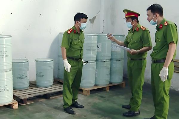 Bắt khẩn cấp kẻ ôm can xăng dọa giết mẹ con người tình cũ-2