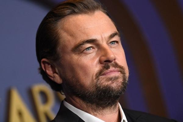 Đại tiệc sinh nhật siêu hot của Leonardo DiCaprio: Paris Hilton phát sáng giữa đêm, Brad Pitt ra mắt bạn gái mới-11