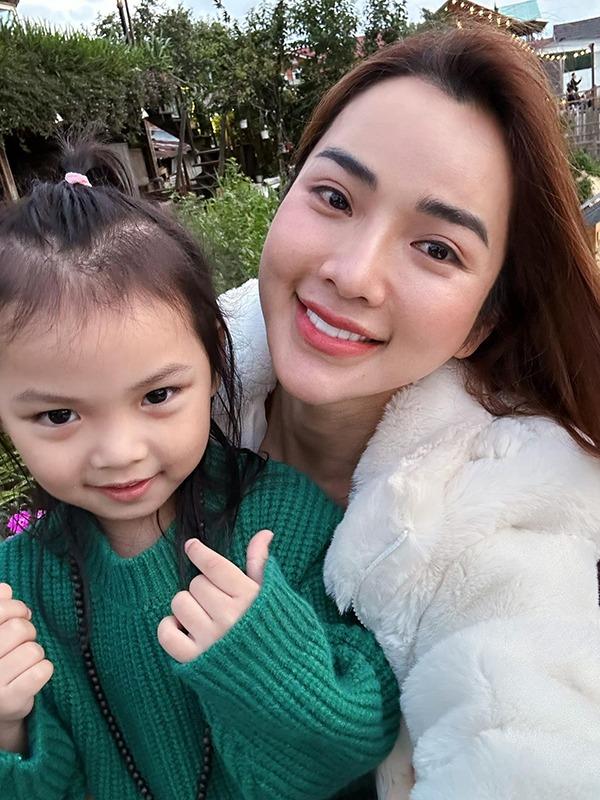 Trải qua một lần đò dang dở, nữ siêu mẫu tái hôn với ca sĩ nổi tiếng có cuộc sống viên mãn-7