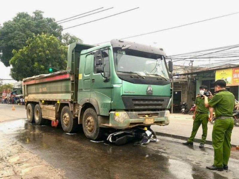 Tai nạn giao thông nghiêm trọng với xe tải, bà và cháu gái 2 tuổi tử vong-2