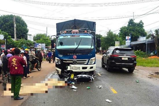 Tai nạn giao thông nghiêm trọng với xe tải, bà và cháu gái 2 tuổi tử vong