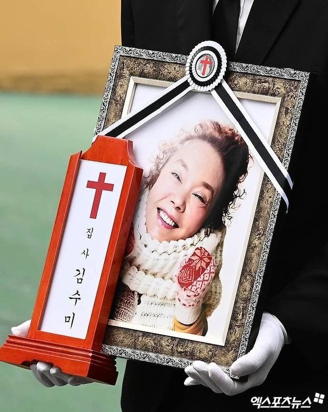 Tang lễ đẫm nước mắt của nữ diễn viên quốc dân-7