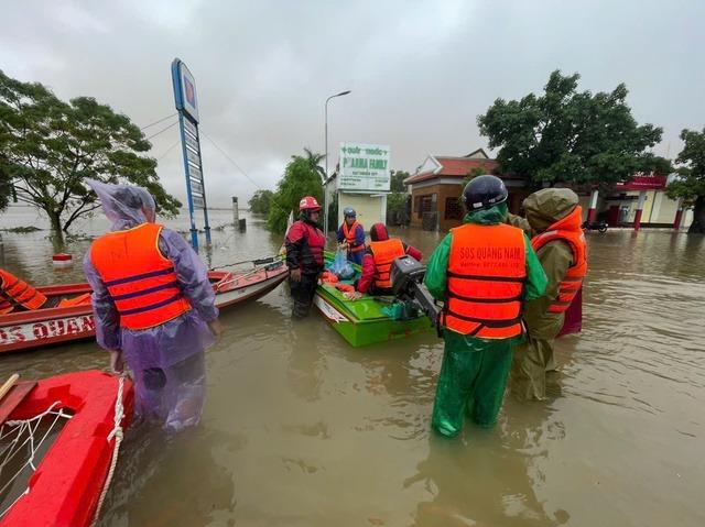 Lũ lớn sau bão số 6 ở Quảng Bình: Nước lũ lên quá nhanh, không kịp trở tay...-1