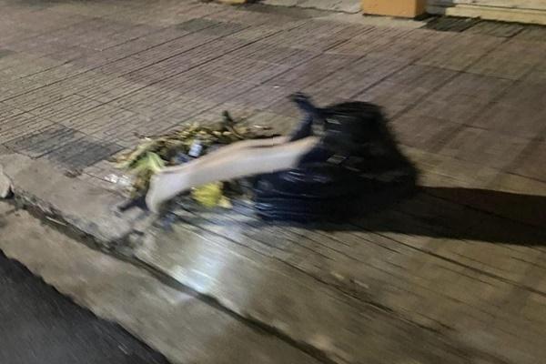 Bức ảnh chụp một người với 3 cánh tay gây sốt: Nhiều tiền để làm gì nếu không biết cảm giác này?-2