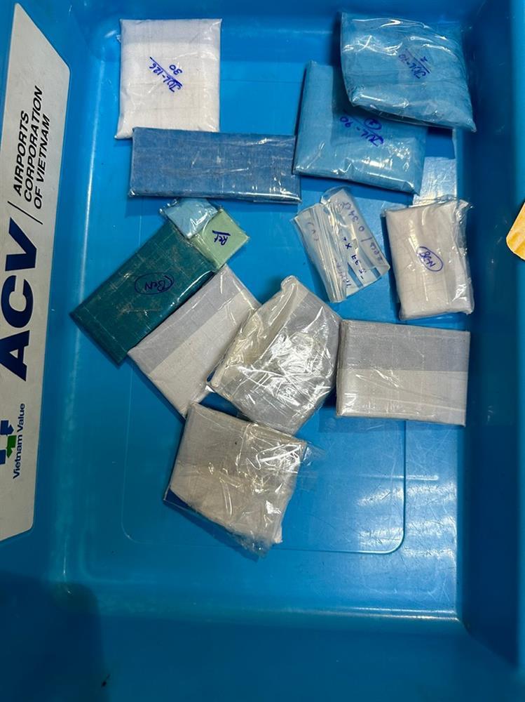 Khám phá vụ vận chuyển hơn 700 viên kim cương qua đường sân bay Tân Sơn Nhất-4