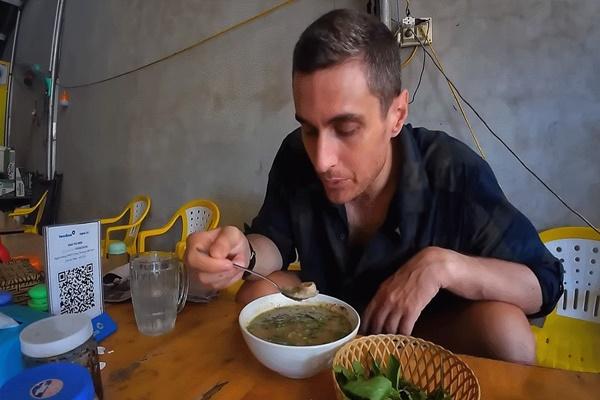 Khách Tây đạp xe từ Quảng Bình đến Huế, thử đặc sản trứ danh, khen ngon hơn phở-4