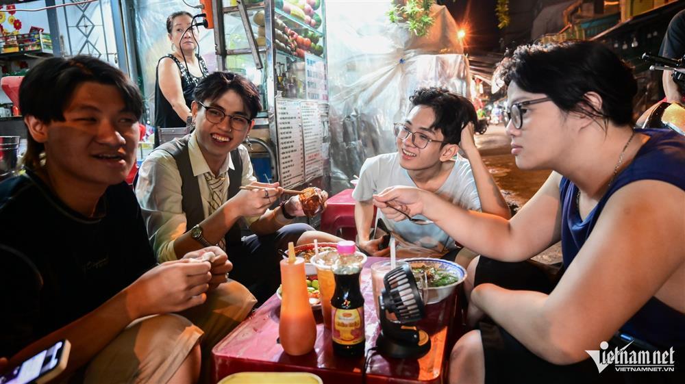 Thế giới của những chàng trai mặc váy giả gái biểu diễn đến 2h sáng-15