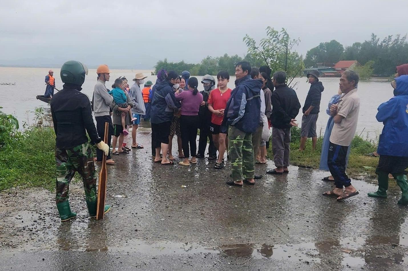 Bình Thuận: Xác minh thi thể kẹt trong kè chắn sóng đảo Phú Quý-2