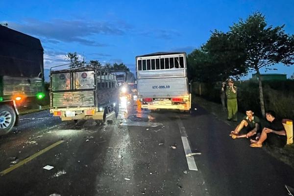 Giải cứu 2 vợ chồng kẹt cứng trong cabin xe tải sau tai nạn-2