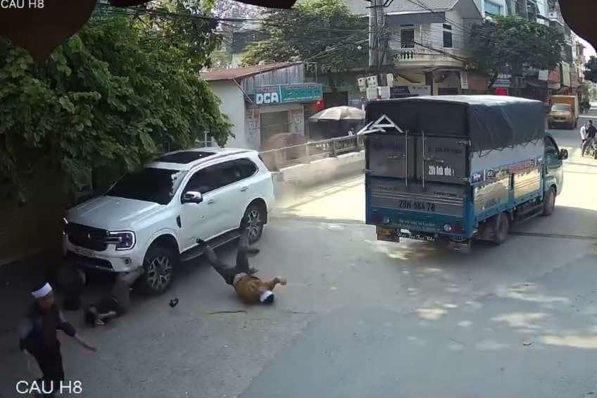 Tạm giữ tài xế ô tô đâm vào đoàn người đi đám ma ở Hà Nội-2