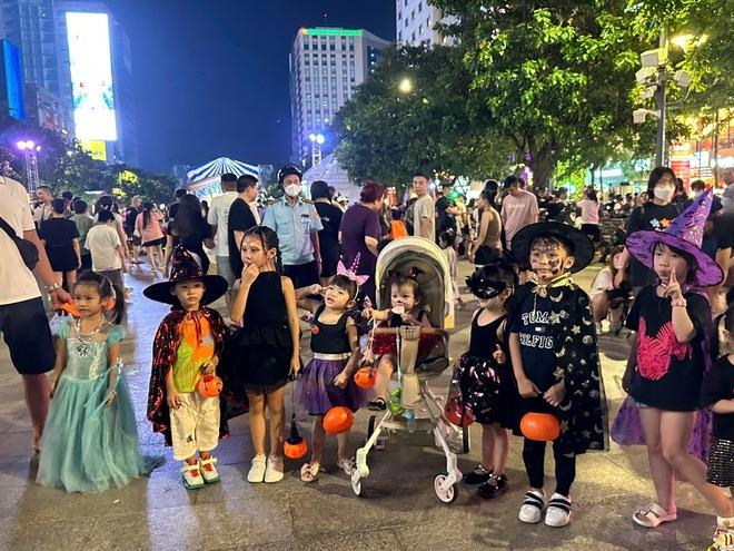 Dịch vụ vẽ hoá trang Halloween bội thu tại phố đi bộ Nguyễn Huệ-5