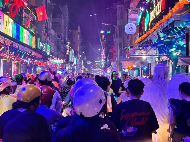 Dịch vụ vẽ hoá trang Halloween bội thu tại phố đi bộ Nguyễn Huệ-6