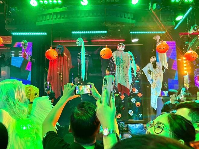 Dịch vụ vẽ hoá trang Halloween bội thu tại phố đi bộ Nguyễn Huệ-7