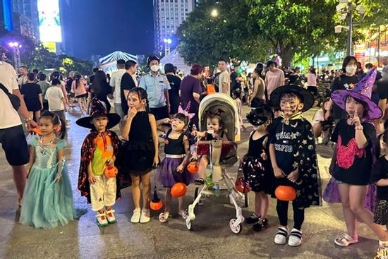 Dịch vụ vẽ hoá trang Halloween bội thu tại phố đi bộ Nguyễn Huệ