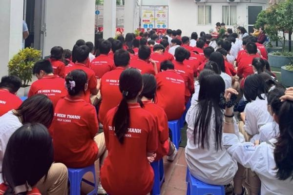 Khung cảnh một nhóm người đứng bám bờ tường nhòm ngó gây tranh cãi-4