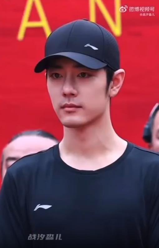 Tiêu Chiến bị quay lén khi ra mắt phim mới, không nhận ra vì diện mạo quá khác lạ-1