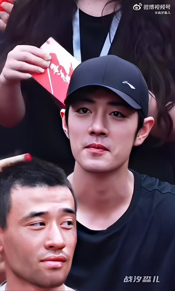 Tiêu Chiến bị quay lén khi ra mắt phim mới, không nhận ra vì diện mạo quá khác lạ-2