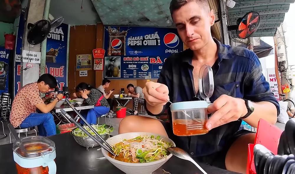 Khách Tây đạp xe từ Quảng Bình đến Huế, thử đặc sản trứ danh, khen ngon hơn phở-1