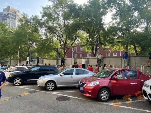 Khung cảnh một nhóm người đứng bám bờ tường nhòm ngó gây tranh cãi-2