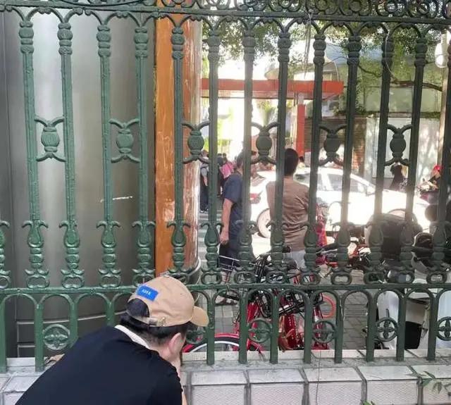 Khung cảnh một nhóm người đứng bám bờ tường nhòm ngó gây tranh cãi-3