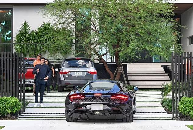 Vừa chuyển đến biệt thự 2000 tỷ đã làm hàng xóm sôi máu, cơ ngơi mới của vợ chồng David Beckham hiếu kỳ mức nào?-2